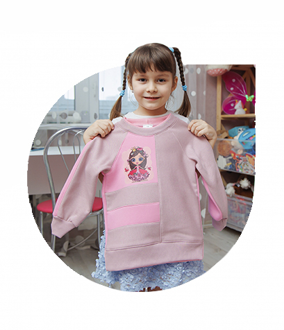 Волонтёр Лиза: 5-летняя девочка шьёт одежду для детей Донбасса